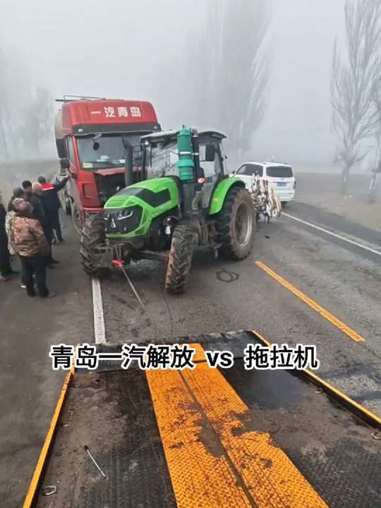 猜猜北极熊为什么不吃企鹅?两个不在一条道上的车居然干上了,难道说拖拉机没有上路权?