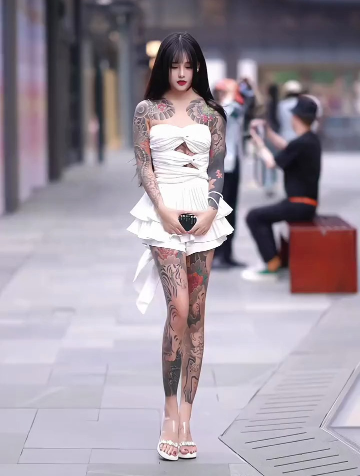 美女这一身的纹身好霸气