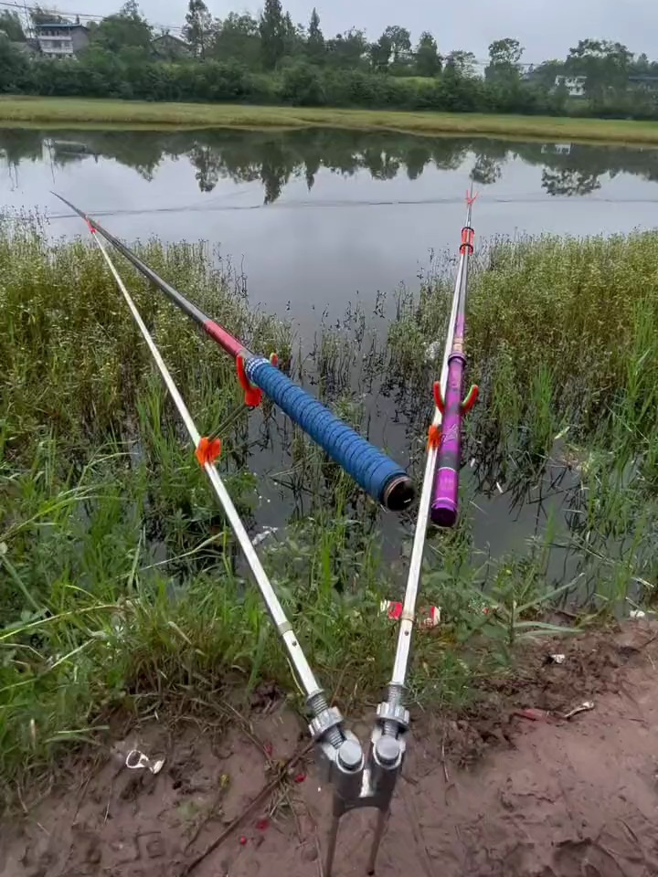 带上它户外钓鱼一个支架就能轻松架双竿,双竿钓鱼鱼货翻倍