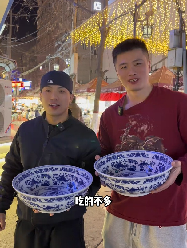 兰州老小区里的明火碳烤的爆辣羊肉串,再来点拌面炒拉条真攒劲!