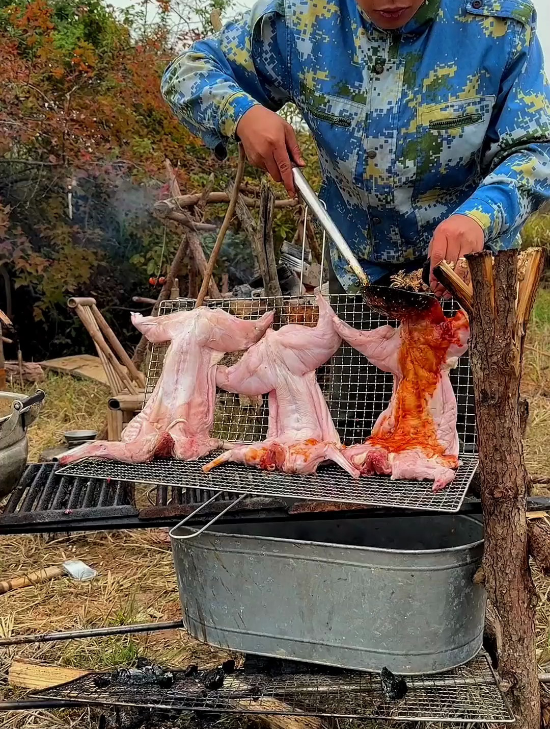 农村寒冷的冬季,吃个干锅全兔肉御寒,太香了