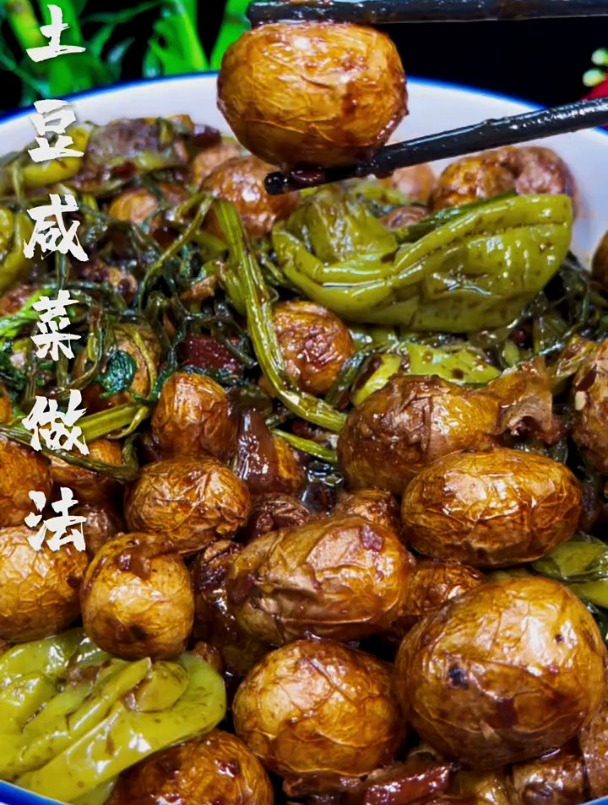 小土豆咸菜做法 有条件的可以放点牛肉可好吃啦