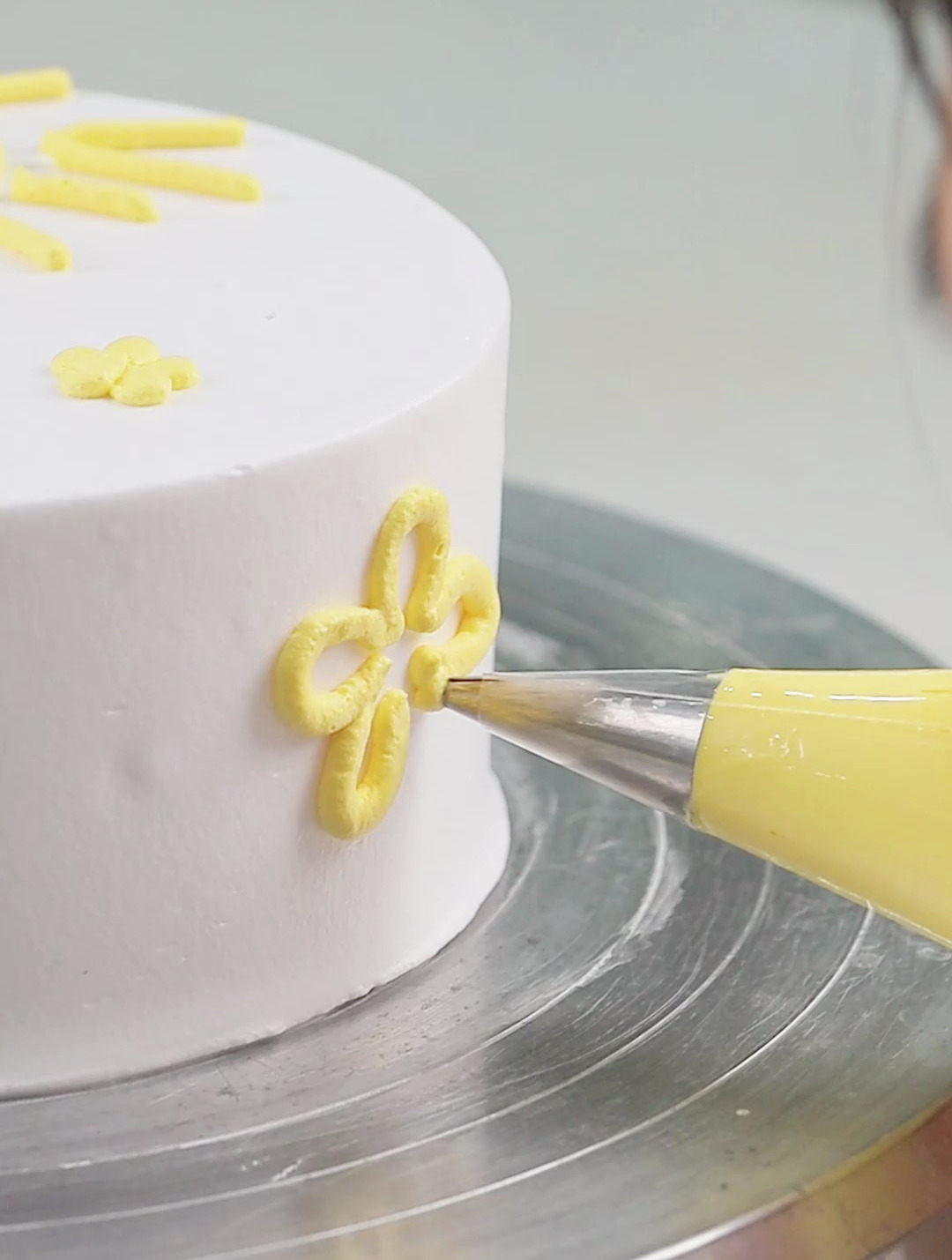 西点班小姐姐做的六一儿童节主题蛋糕!来看看做得怎么样呢?