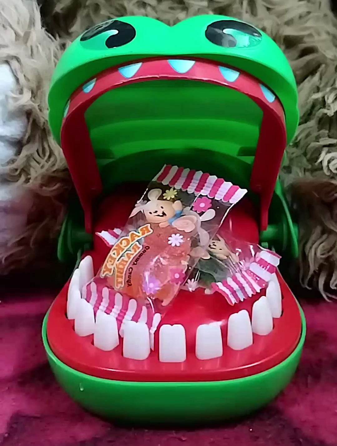 潮玩玩具:鳄鱼嘴巴里的软糖