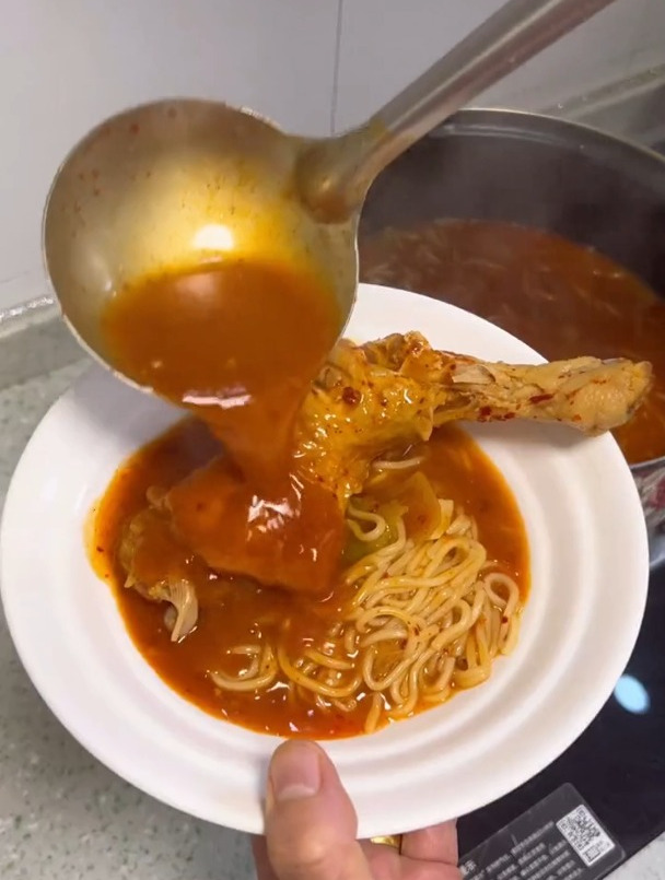 来!让我们一起干了这碗有一整个大鸡腿er的鸡腿面!