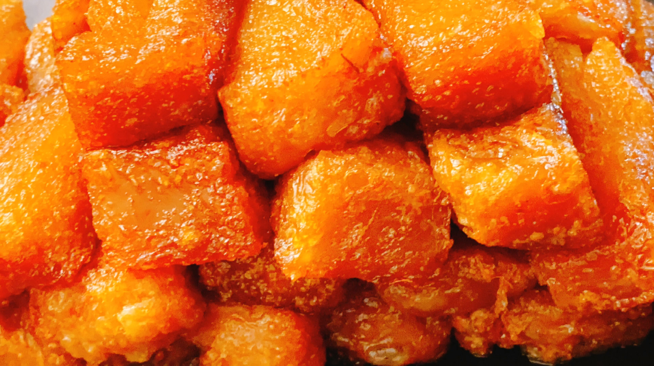 在福州中秋节过年餐桌上都少不了的一道小吃红糖年糕,外酥里糯