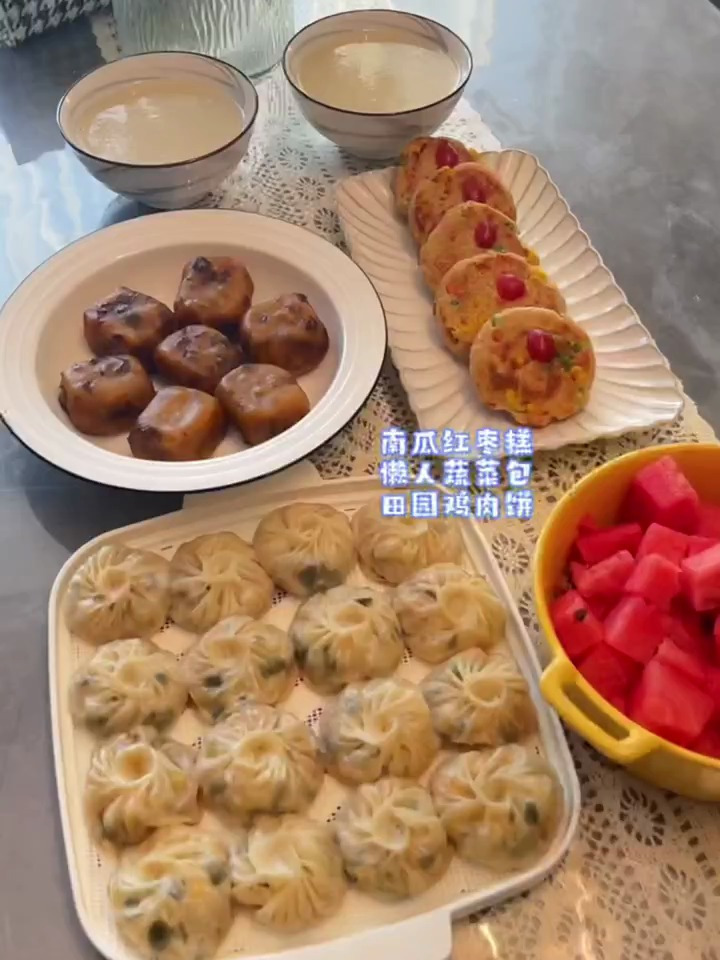 今天做了南瓜红枣糕,蔬菜包,田园蔬菜饼