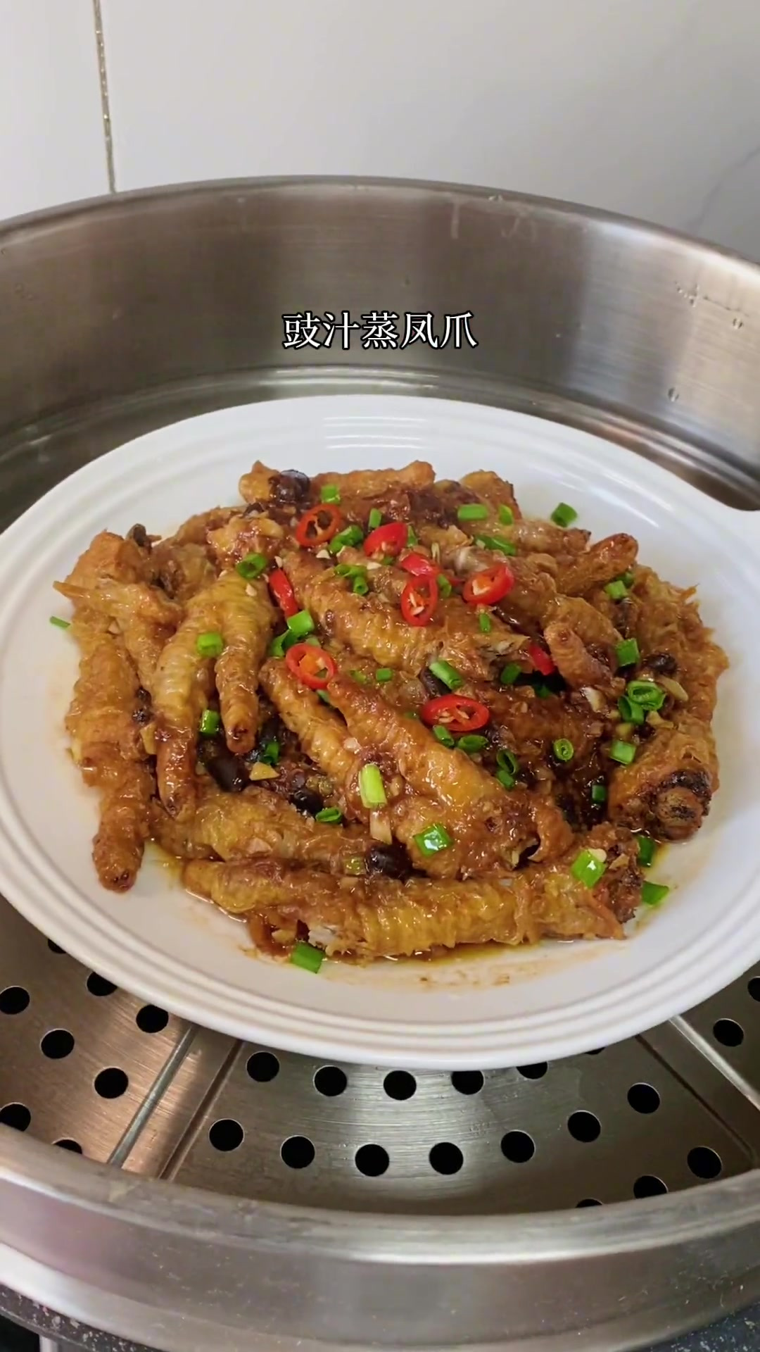 今天做了一道广式菜:豉汁蒸凤爪,好吃到吮手指,做法又简单