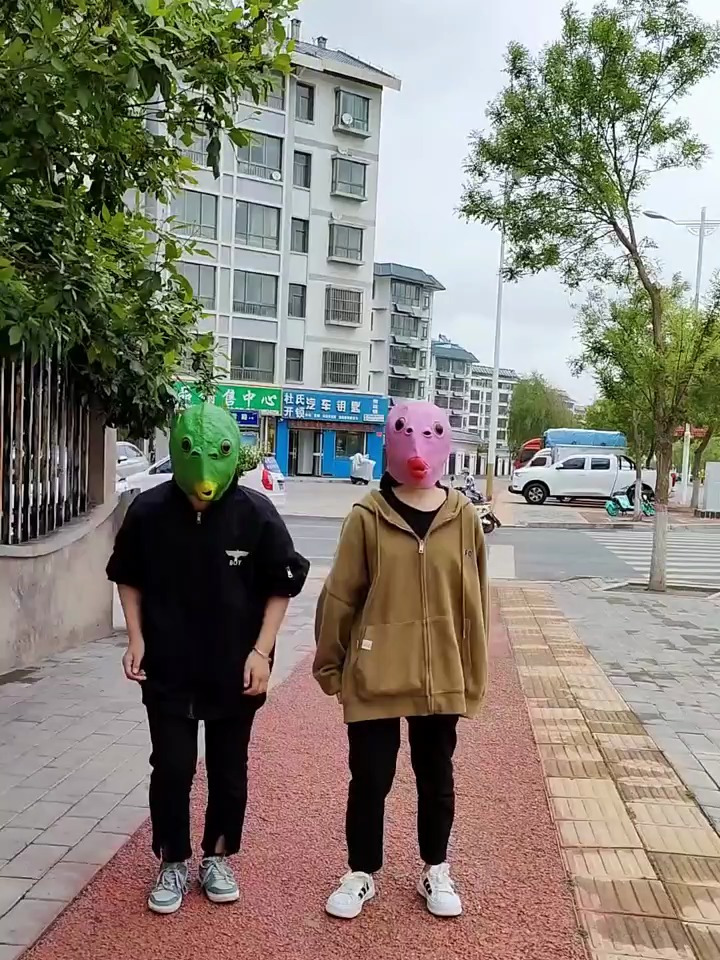 爸爸这也太搞笑了……竟然让绿头鱼来推车……