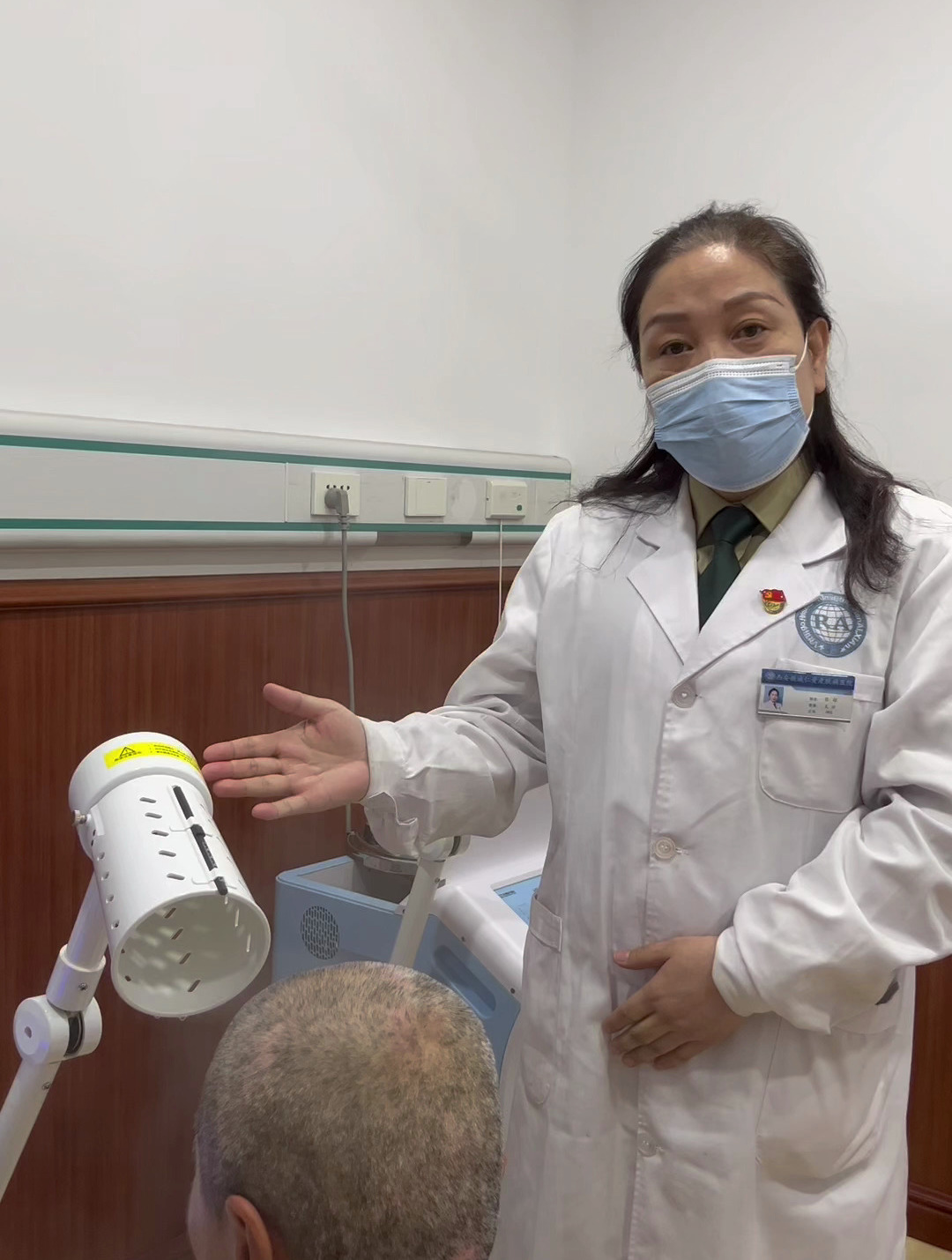 西安仁爱白癜风医院:张辉医生科普头部熏蒸治疗仪