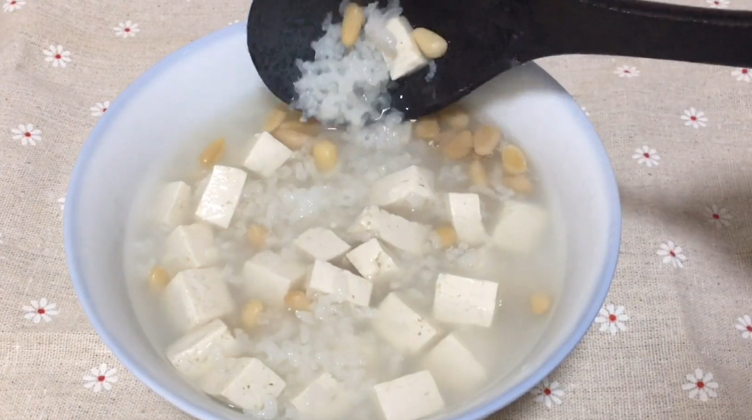 孩子不好好吃饭贫血要补铁,喝这道粳米松子豆腐粥,补铁又补钙