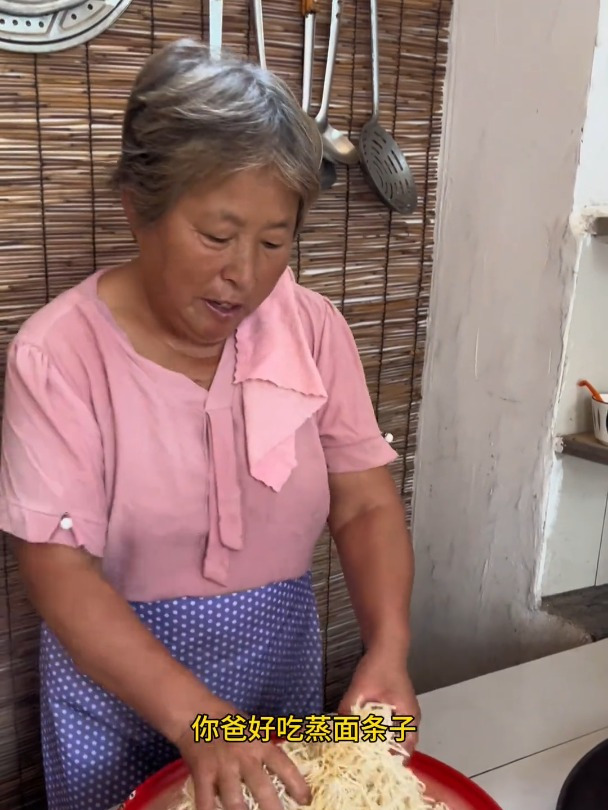 好久没吃蒸面条了,今天吃蒸面条记录真实生活蒸面条