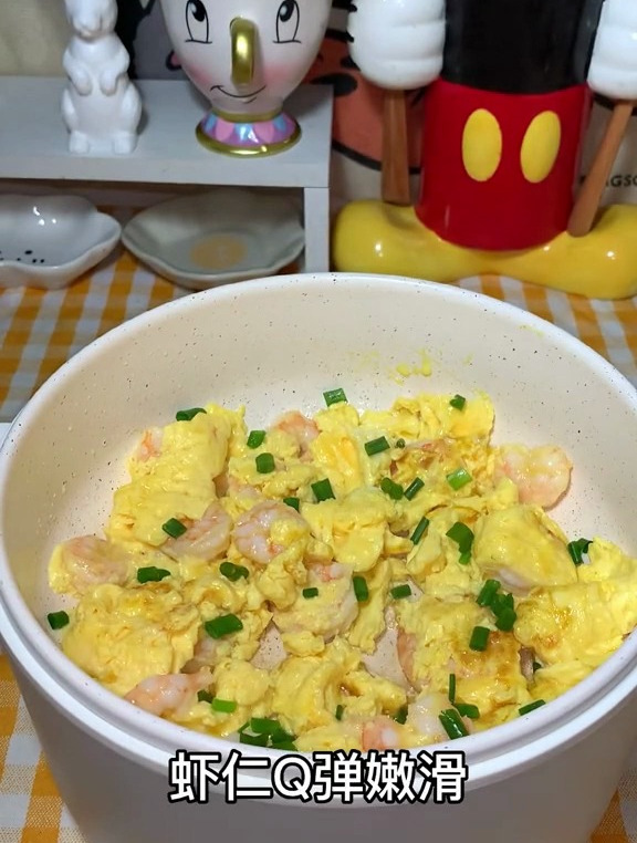 又是一道妥妥的下饭菜,简单好做还好吃,芹菜炒香干