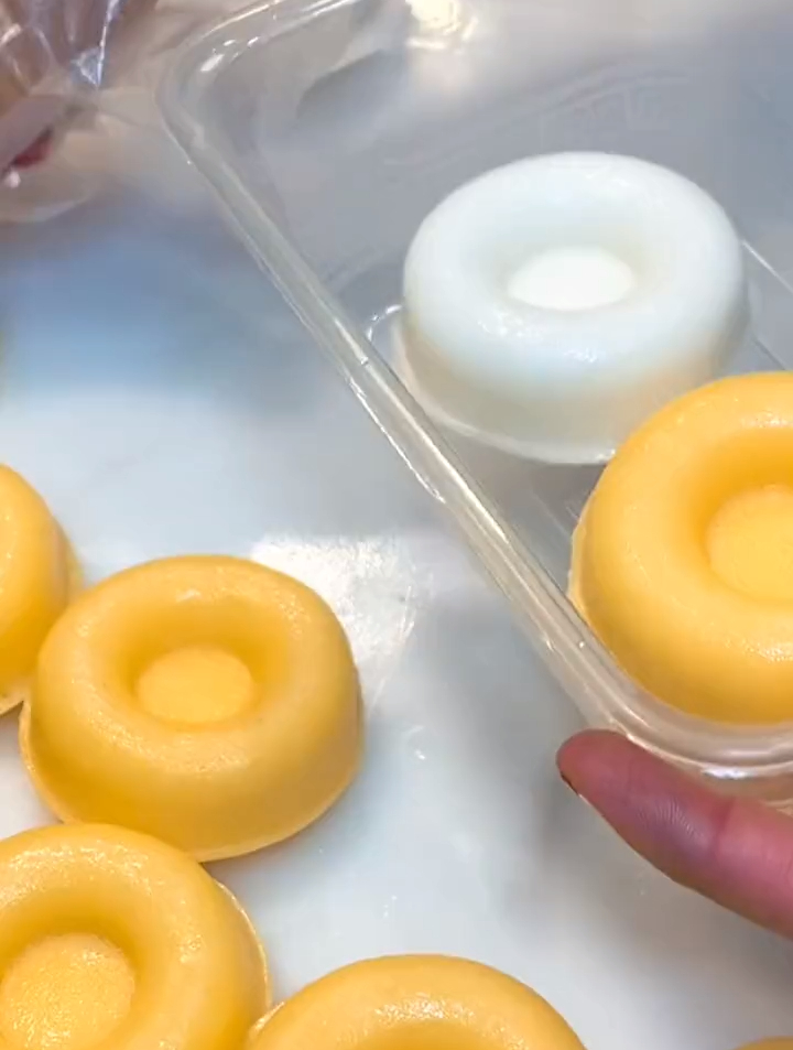 1.99就可以买到四个泰国香米糕,他们家烤鸭也超级便宜