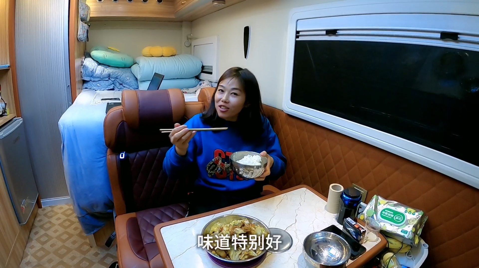 房车旅行,一个菜泡辣椒回锅肉炒白菜,油油的又下饭又下酒!