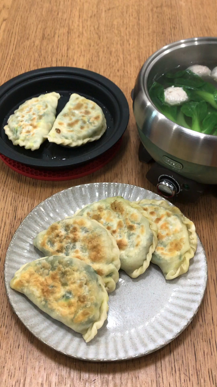 1人食,鸡蛋虾皮韭菜合子和肉丸青菜汤