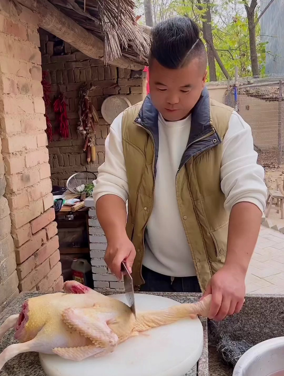 来个干锅鸳鸯,表皮酥脆,里边肉质软烂,香辣入味,吃着过瘾!