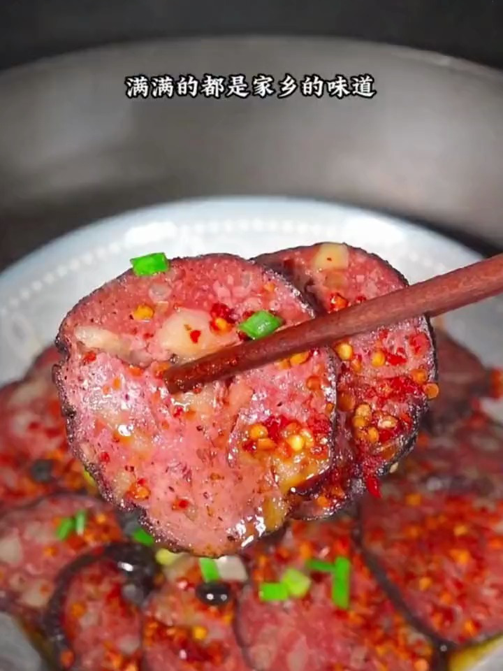 湖南农村的一道特色美食 猪血丸子炒蒜叶,巨好吃巨下饭