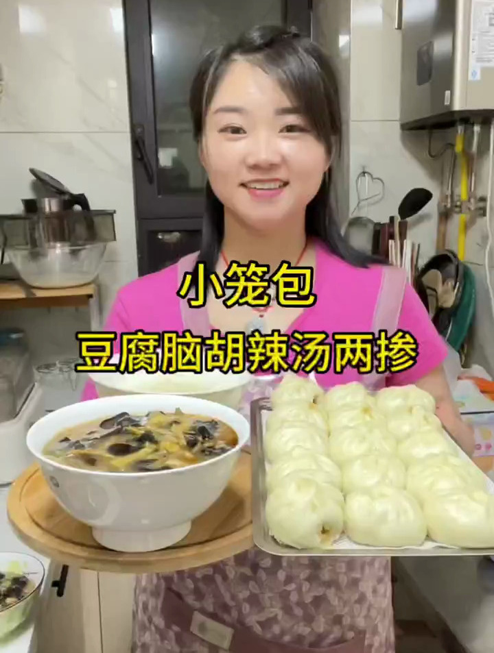 小笼包,豆腐脑胡辣汤两掺,河南人应该拒绝不了吧,配上萝卜