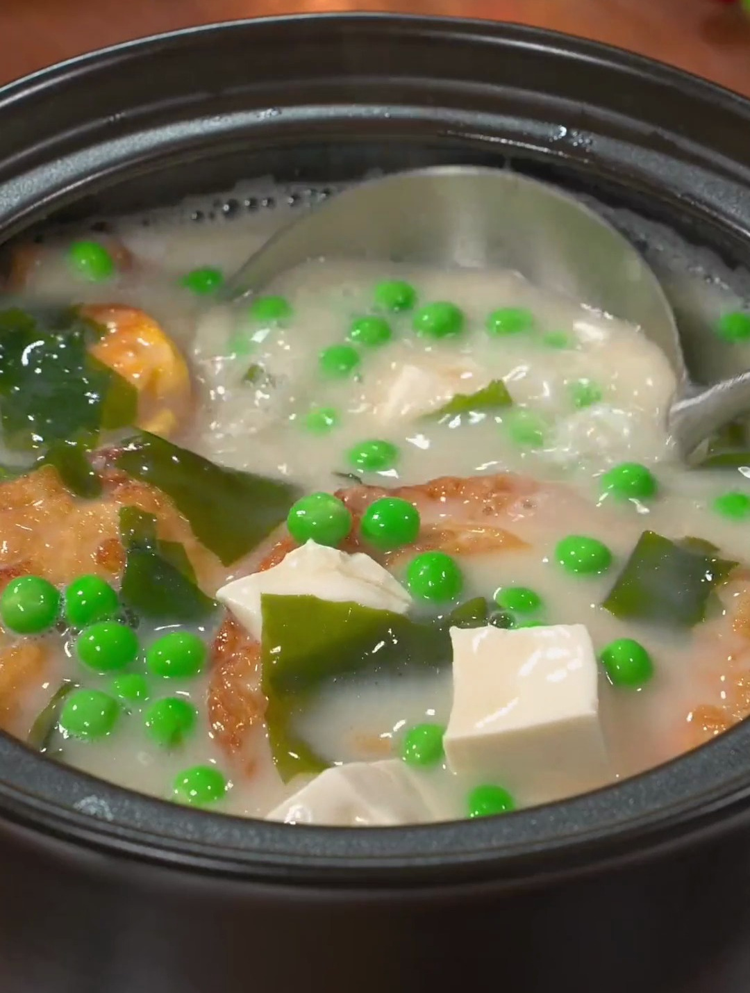 每个星期我都会给孩子做这个裙带菜鲫鱼汤,汤鲜味美,孩子喝不够