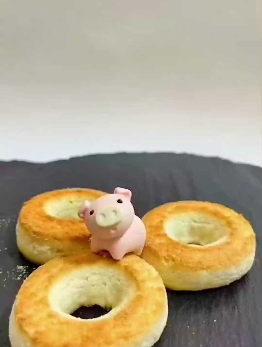 小猪吃美味甜甜圈哦