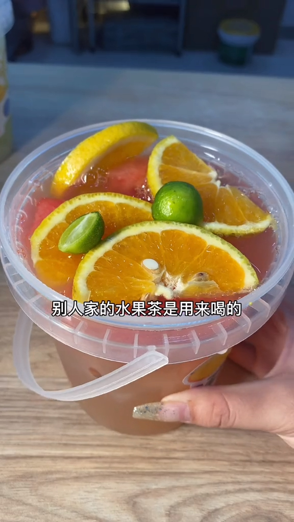 喝吨吨桶水果茶还能拆盲盒这家奶茶店一定要来一次