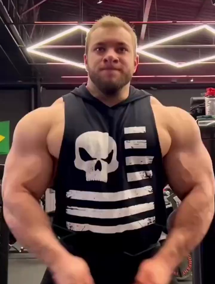 25岁的俄罗斯健美冠军Vitaliy Ugolnikov正展双肱二头肌