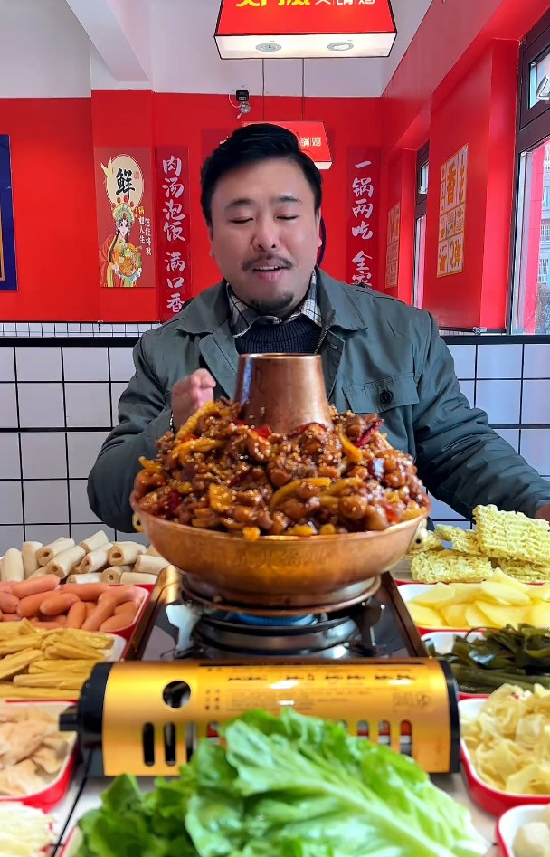 火锅吃过 鸡吃过 火锅鸡吃过嘛 鸡的分量足 涮菜种类多