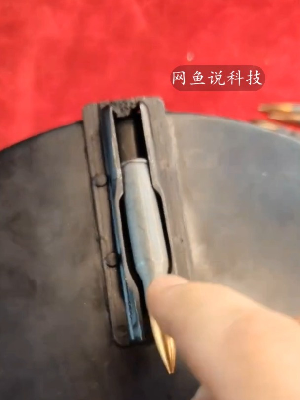 给大家看看大盘鸡是怎么上弹的