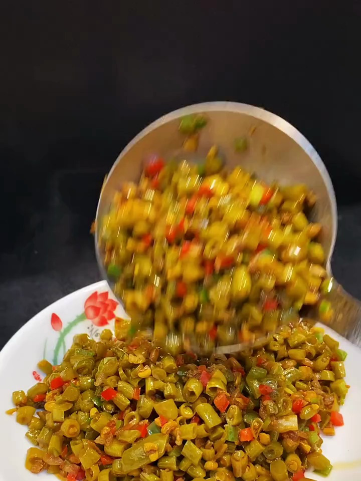 “酸豆角窝窝头”一道简单又朴素的家常菜竟然吃出了高大上的感觉