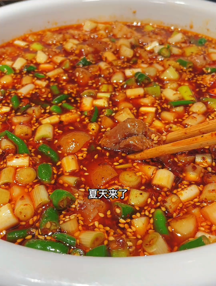 夏天做这道凉拌的酸辣猪肘子,肥而不腻,酸辣开胃,看完就能学废