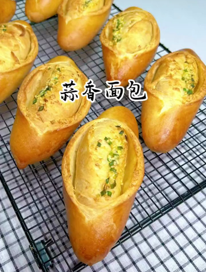 喜欢吃略带咸口面包的,一定不能错过这款黄油蒜香面包