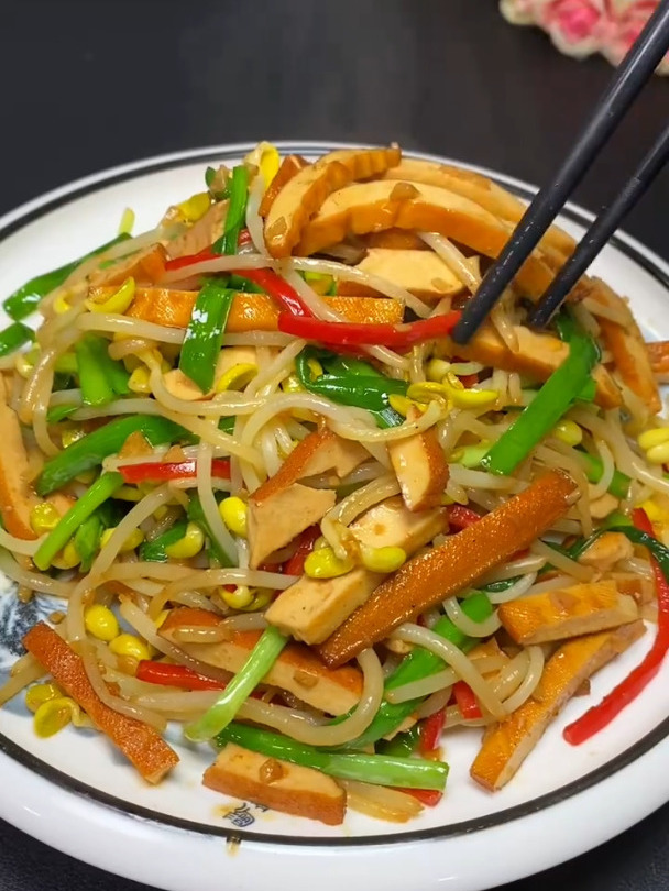 家乡特色美食 黄豆芽炒豆干