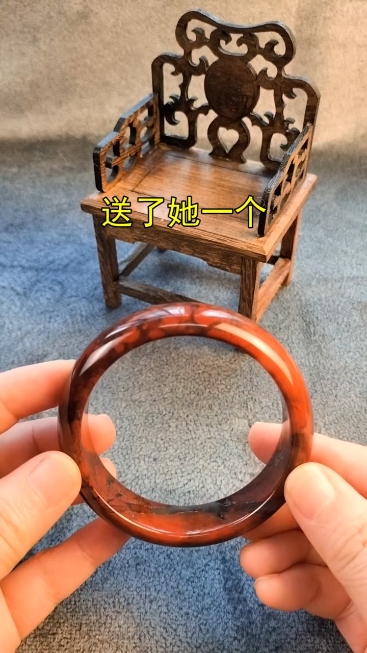 鸡血玉手镯断了还能修吗?断裂两节修复案例