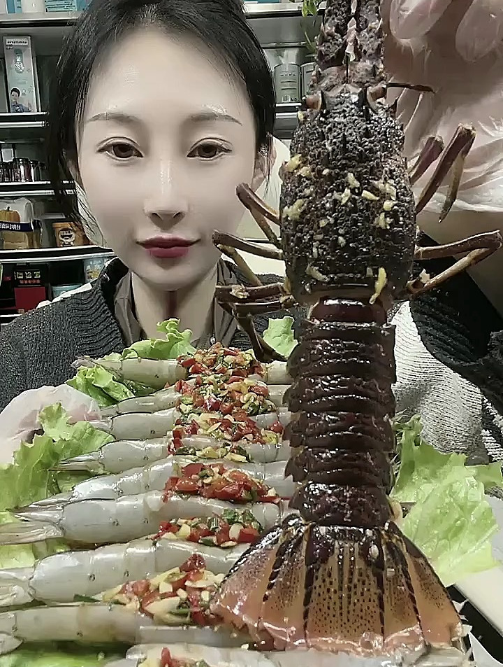今天给大家带来一个大龙虾 吃播 美食分享