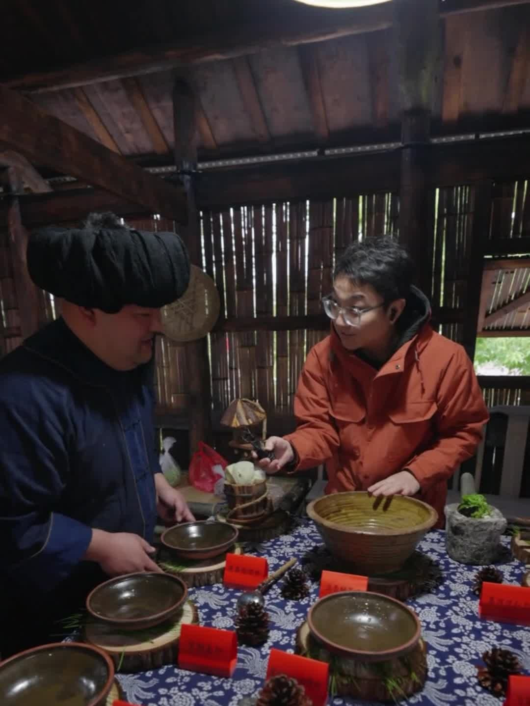 这菜不切只放盐?土家八部大王整鸡“蒸霸气”!