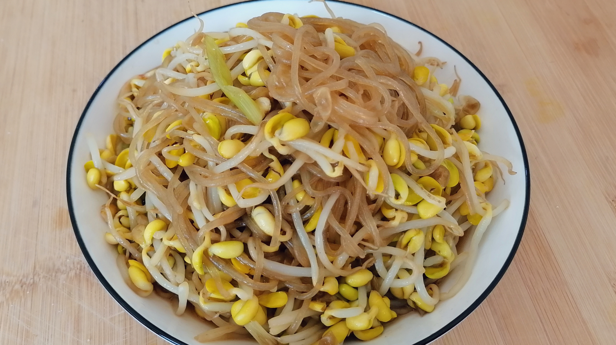 黄豆芽炒粉条,掌握两个小窍门,黄豆芽清脆,粉条不粘不坨