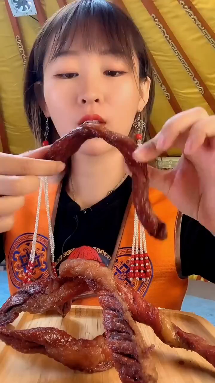 第一次去内蒙男友家,就吃到了美味牛肉干,据说三斤肉才能出一斤