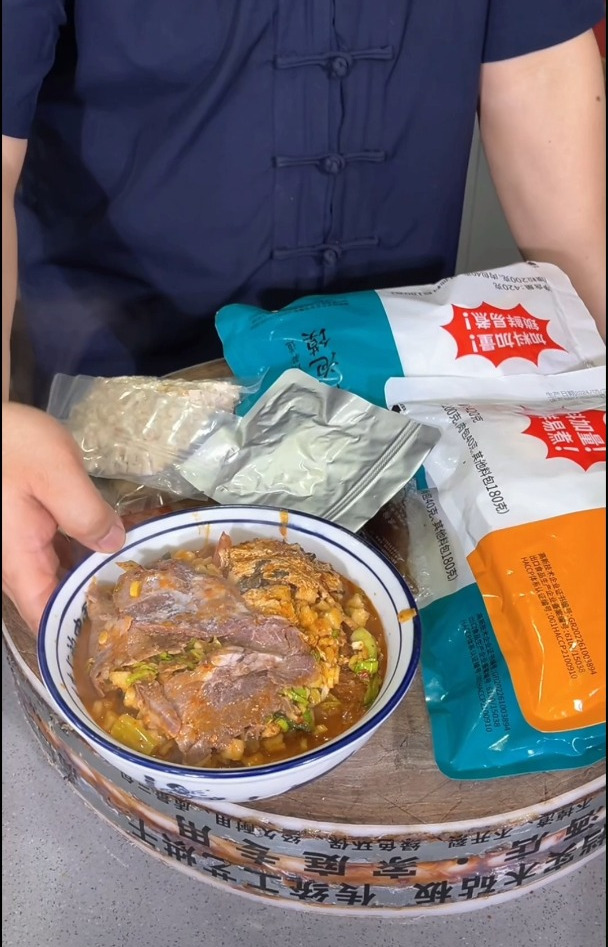 陕西牛羊肉泡馍,也可加些配菜做成酸辣小炒 羊肉泡馍 小炒泡馍