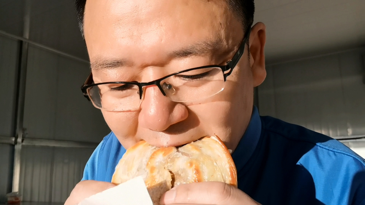 老潼关肉夹馍为何不受保定人喜爱?7元一个刚哥真为这两口子着急