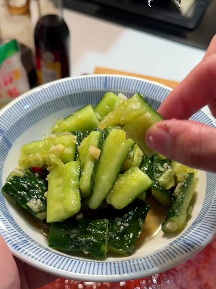 《凉拌小黄瓜》