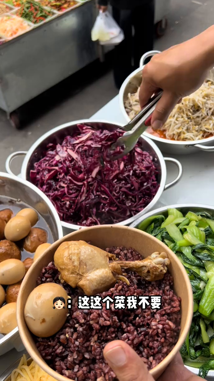 郑州街头偶遇一家剁椒鸡腿饭,十块钱一份,有鸡腿有鸡蛋,你们觉得值吗?
