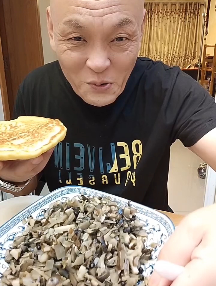 老北京人做的鬼子姜加牛肉,大饼一卷,那叫一个美!