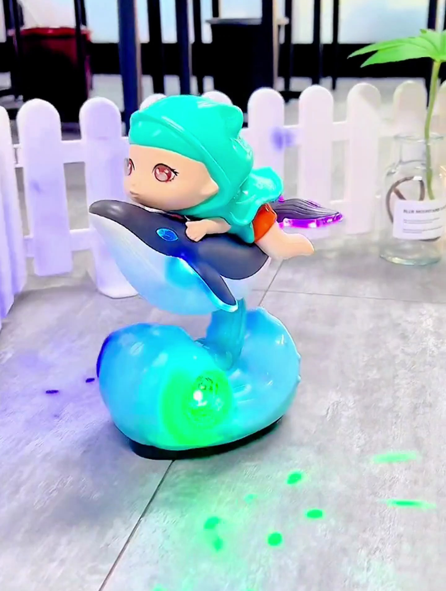 卡通摇摆鲸鱼娃娃玩具,有灯光音乐还会自动转弯