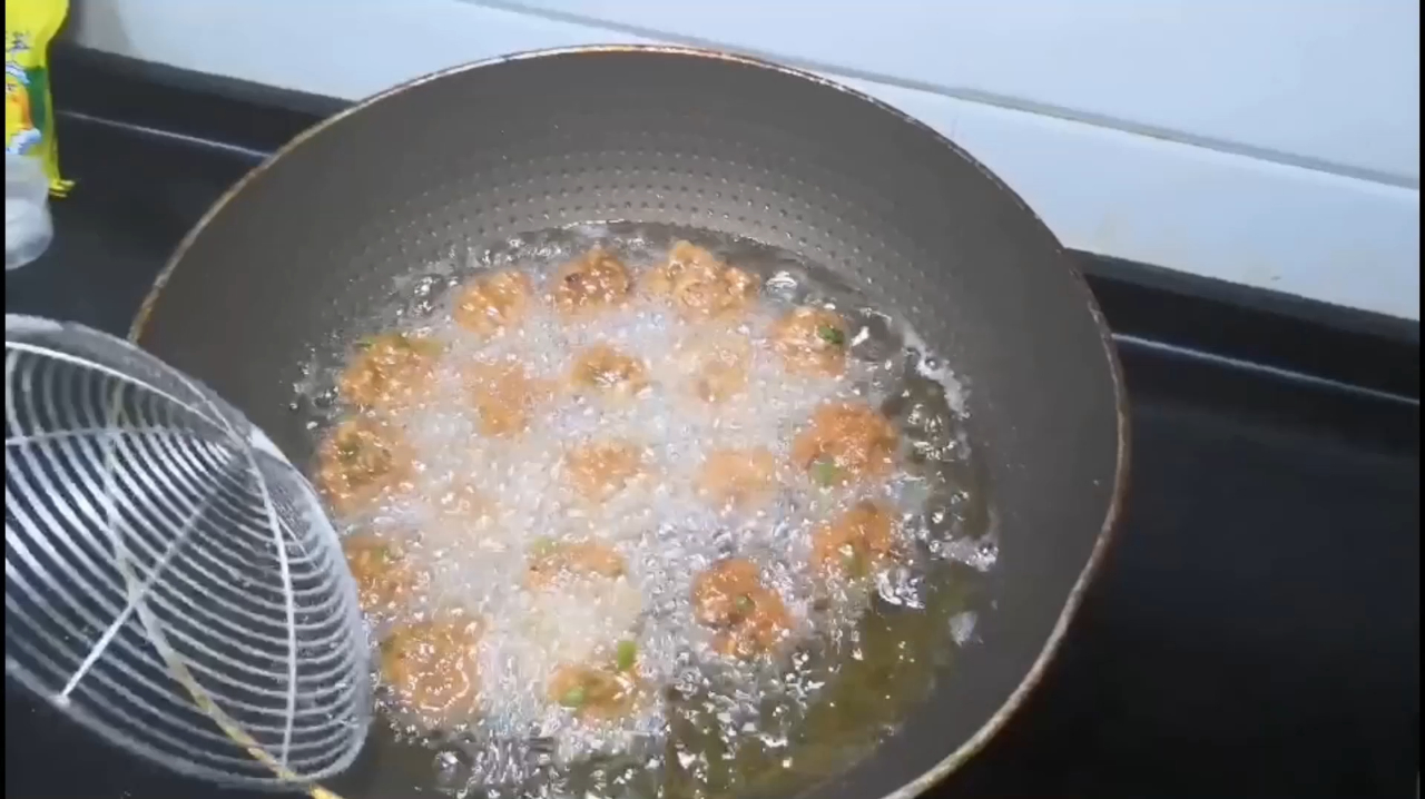 猪肉丸子这样炸才好吃,外酥里嫩越嚼越香,味道超赞,做法也简单