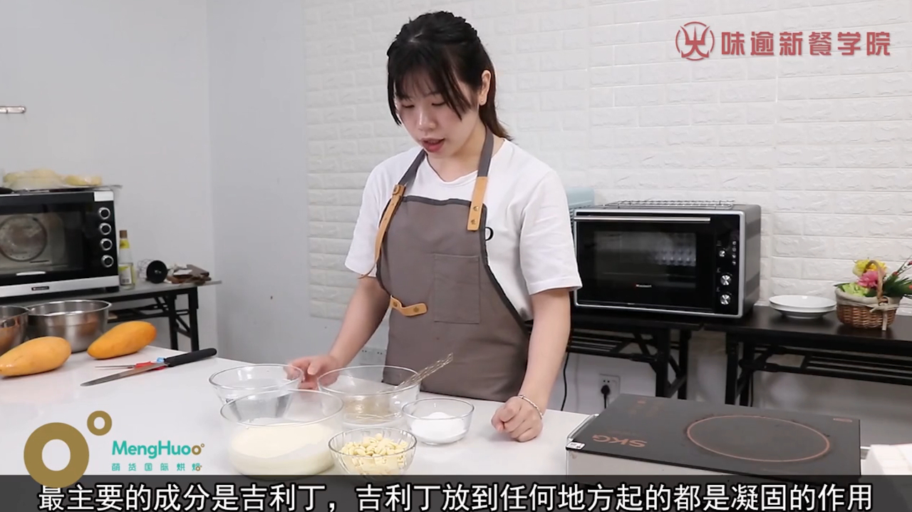 烘焙师教你制作红粉佳人系列蛋糕,奶油的打发和调色技巧