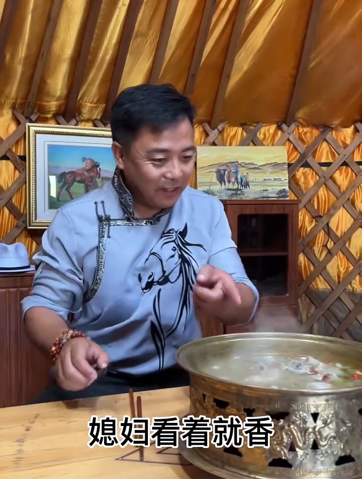 这就是内蒙人做的肚包肉,蘸上韭花花和辣椒酱,味道真是绝了!