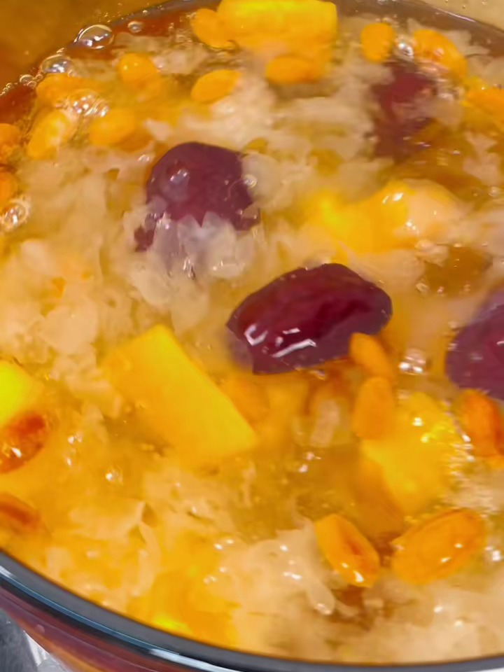 初秋给自己和家人煮上一锅银耳桃胶三宝炖木瓜,好吃到停不下来