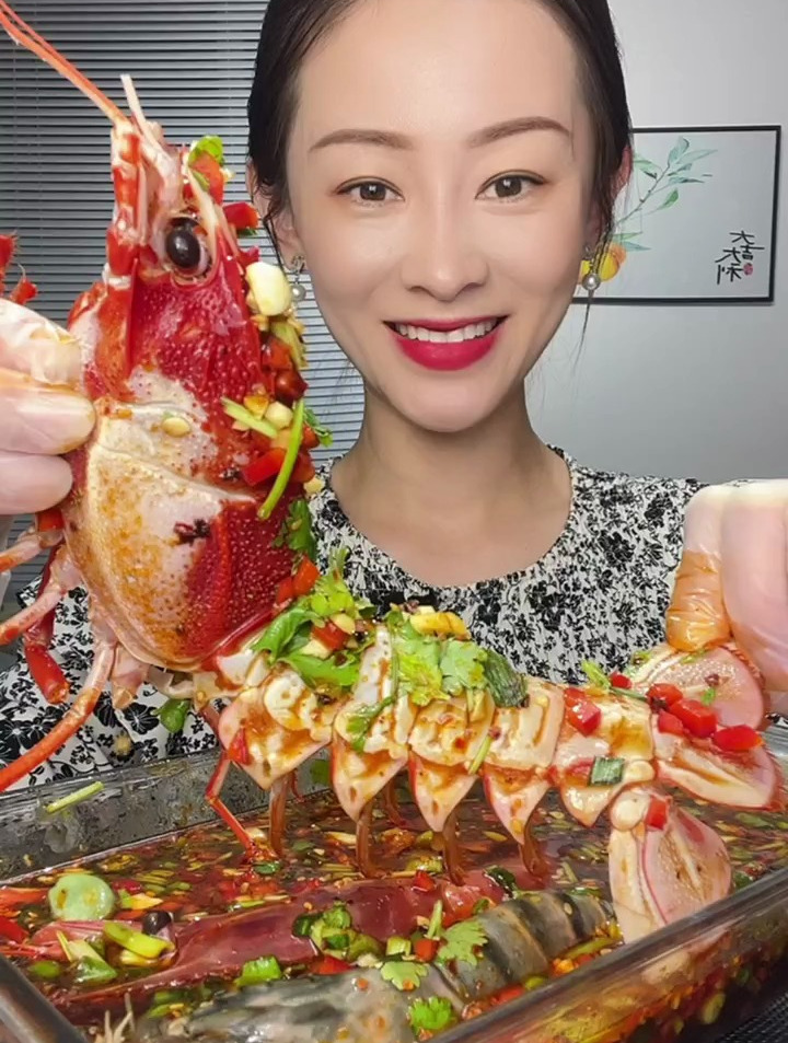 捞汁海神后海螯虾,蘸上料汁太鲜了