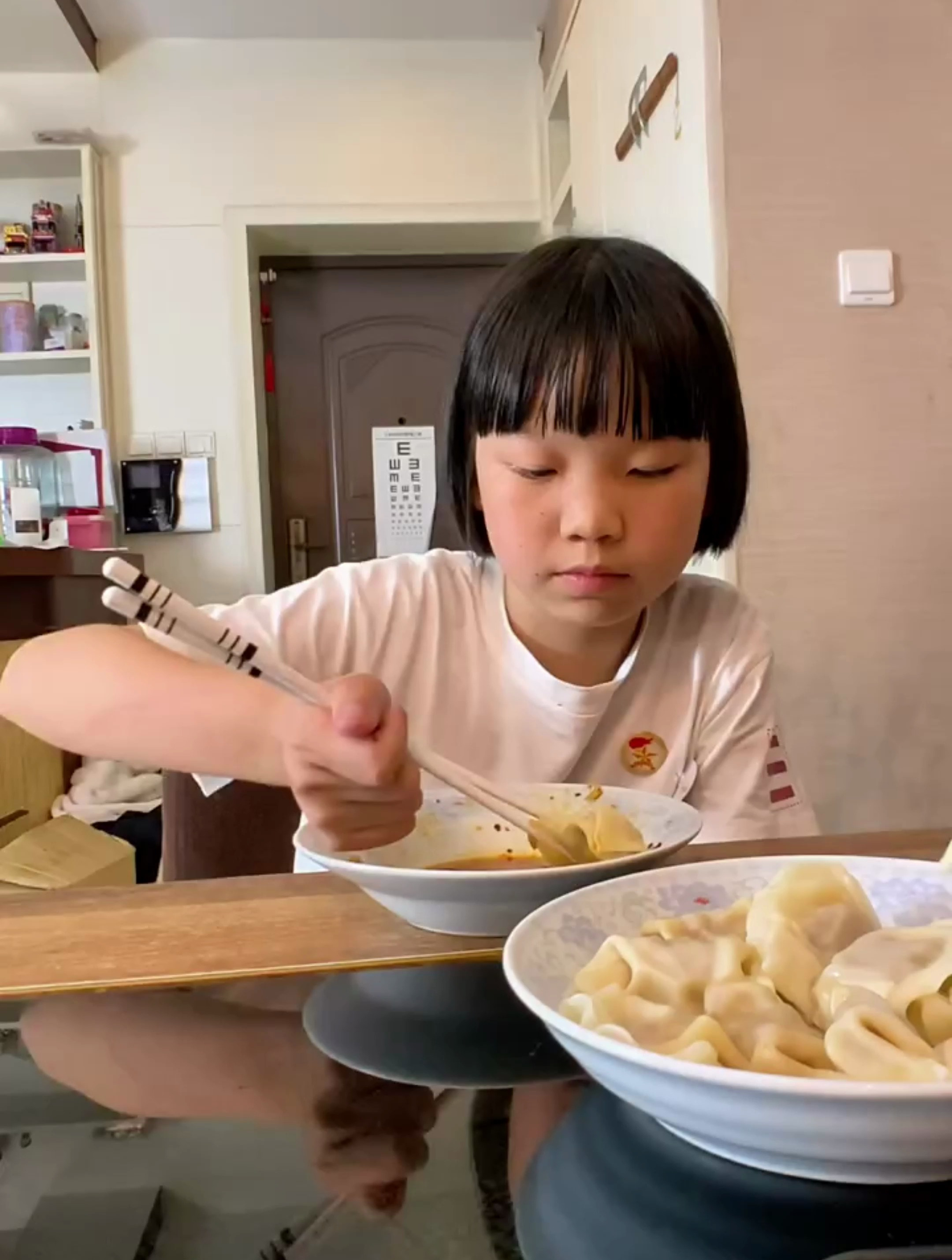 帮爸爸吃饺子的一天哦~干饭了干饭了!萌萌可爱的小吃货来了